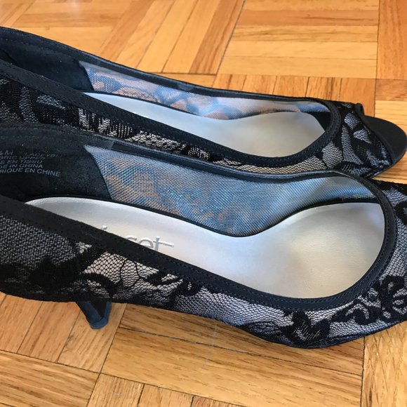 Escarpin en dentelle avec bout ouvert - Picture 2 of 6